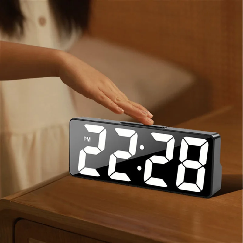 Reloj digital de última generación con alarma LED, reloj electrónico de escritorio para dormitorio con pantalla de temperatura y brillo ajustable  12 o 24 horas