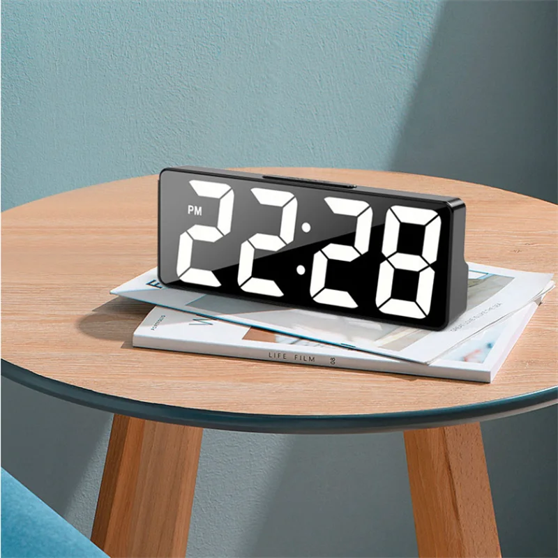 Reloj digital de última generación con alarma LED, reloj electrónico de escritorio para dormitorio con pantalla de temperatura y brillo ajustable  12 o 24 horas